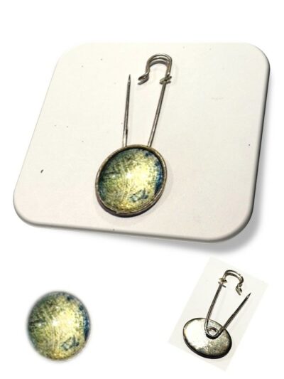 Epingle métal argenté en soie et cabochon <br> (Réf 405)
