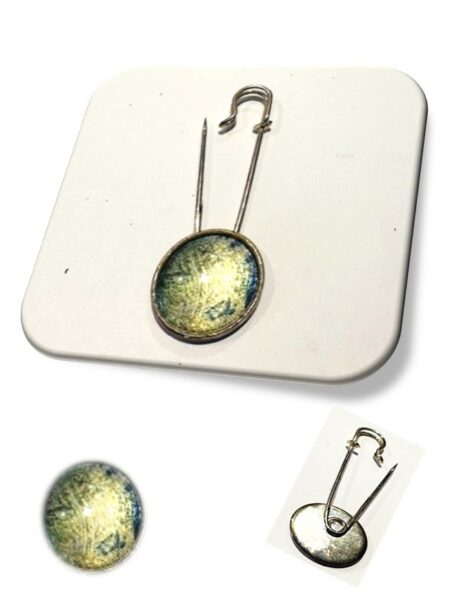 Epingle métal argenté en soie et cabochon <br> (Réf 405)